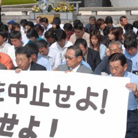 北朝鮮の核実験強行に抗議し、原爆慰霊碑前で座り込む人たち＝広島市中区の平和記念公園で2006年10月10日午後0時20分、大西達也撮影