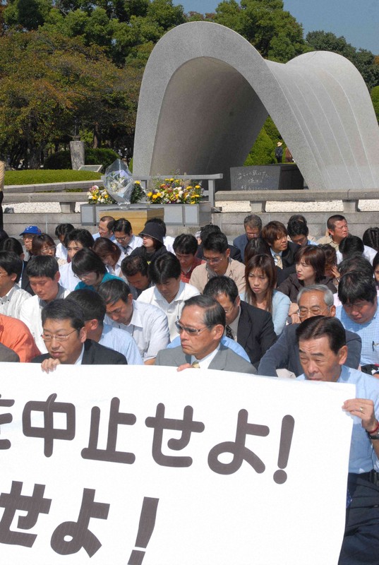 北朝鮮の核実験強行に抗議し、原爆慰霊碑前で座り込む人たち＝広島市中区の平和記念公園で2006年10月10日午後0時20分、大西達也撮影