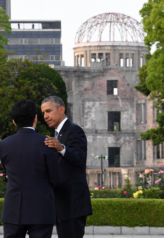 平和記念公園を訪れたオバマ米大統領＝広島市中区で2016年5月27日午後6時13分、徳野仁子撮影