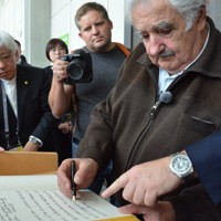 原爆資料館を見学後に記帳するウルグアイのホセ・ムヒカ元大統領＝広島市中区の原爆資料館で2016年4月10日午前11時47分、竹下理子撮影
