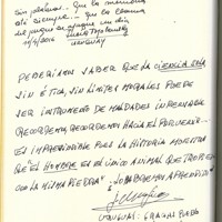 2016年4月に訪れた「世界一貧しい大統領」として知られるウルグアイのホセ・ムヒカ元大統領。「倫理がない科学は考えられないような悪の道具になる。歴史は、人間が同じ石でつまずく唯一の動物と教えている。私たちはそれを学んだだろうか」＝広島平和記念資料館提供