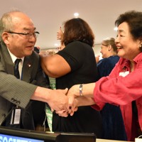 握手を交わす被爆者の藤森俊希さん（左）とサーロー節子さん＝ニューヨークの国連本部で2017年7月7日午後11時53分、三木幸治撮影