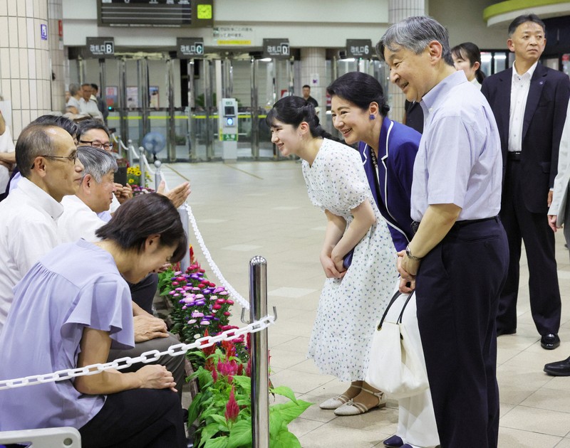 天皇、皇后両陛下と長女愛子さま、伊豆急下田駅にご到着 須崎御用邸で