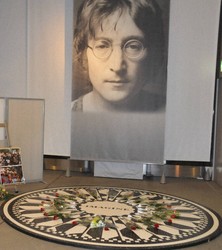 A space set up for flowers to commemorate John Lennon on the anniversary of his death, on Dec. 5, 2008, at the John Lennon Museum in the city of Saitama's Chuo Ward. (Mainichi)