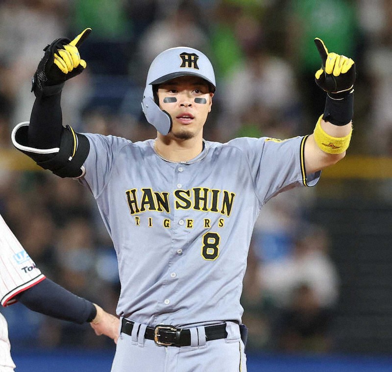 佐藤 ~プロフ必読~値下げ中　 阪神・佐藤輝明 マジック再点灯打！ 雄叫び延長V撃で4年連続長期