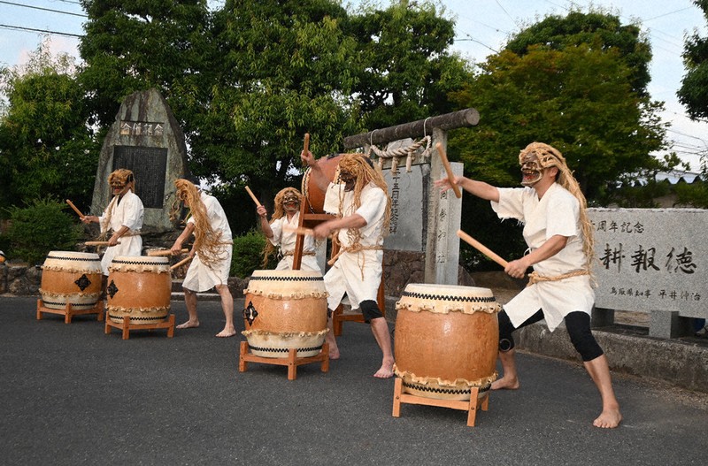 和太鼓（雨乞い太鼓） 水田にひび 「神頼みしか…」 猛暑と異常少雨で異例の雨乞い 鳥取
