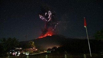 インドネシアで大規模な噴火発生 日本への津波の影響なし | 毎日新聞