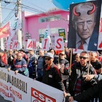 1日、ブラジル・サンパウロの米領事館前で、米国の関税強化に抗議する人たち（共同）