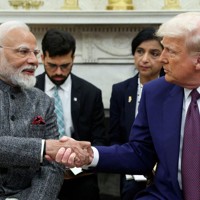 握手するトランプ米大統領（右）とインドのモディ首相＝米ホワイトハウスで2025年2月13日、ロイター