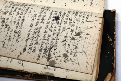 森滝市郎さんが原爆投下時まで書いていた学用ノートの日記。爆風で飛び散ったインクの跡が残っている＝広島市で2025年6月10日、佐藤賢二郎撮影