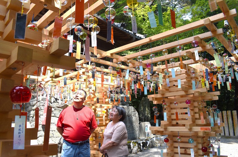 邪気を払う音に癒やし 宇賀部神社で風鈴まつり 和歌山・海南 | 毎日新聞