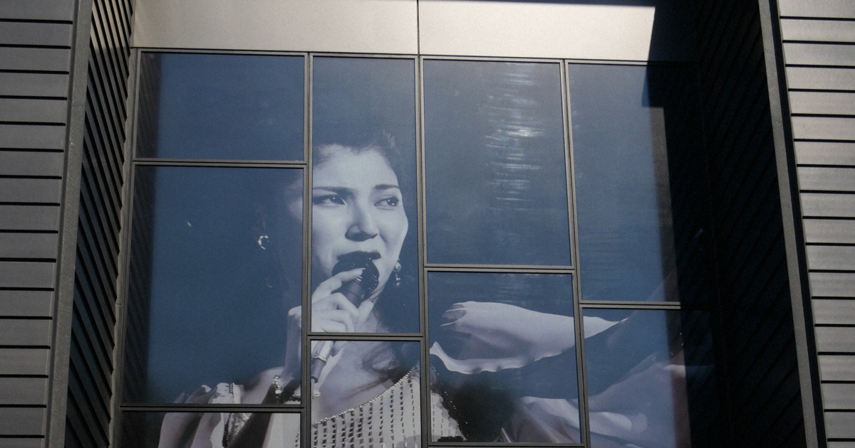 八代亜紀さんの思い出の品、熊本で展示 レコ大受賞のメダルや絵画も