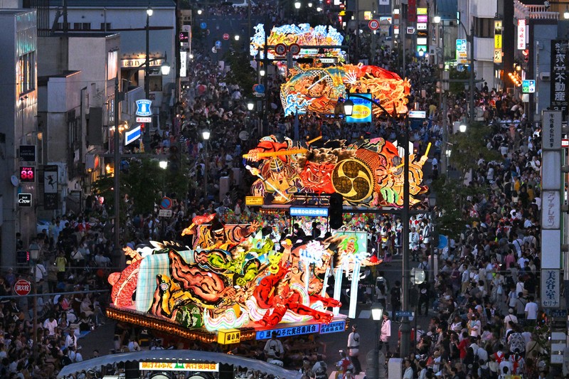 青森ねぶた祭が開幕 「ラッセラー」のかけ声響く 観光客ら拍手 | 毎日新聞