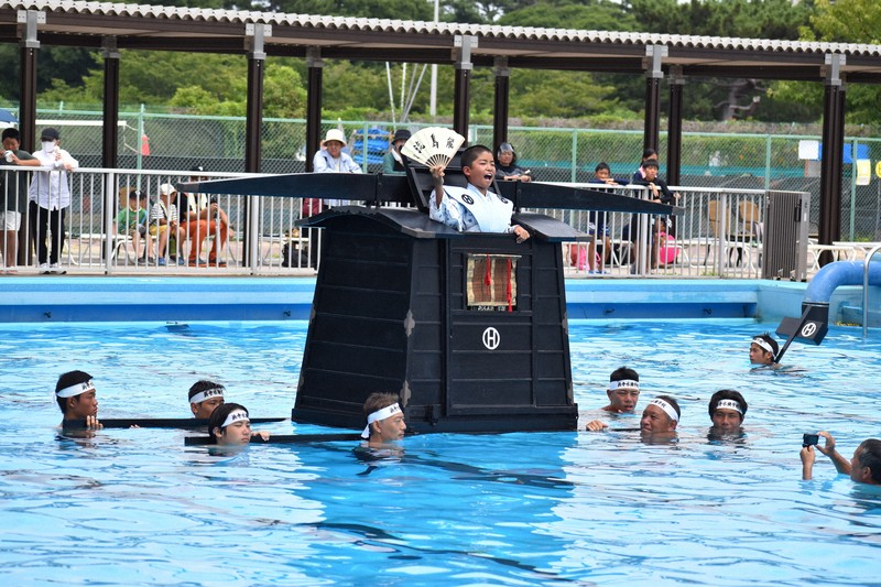 浜寺水練学校の授業参観 母親「子どもの成長を感じる」 | 毎日新聞