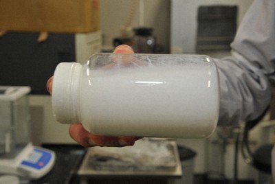 断熱材料「TIISA（ティーサ）」の粉末＝茨城県つくば市の物質・材料研究機構（NIMS）で、酒造唯撮影