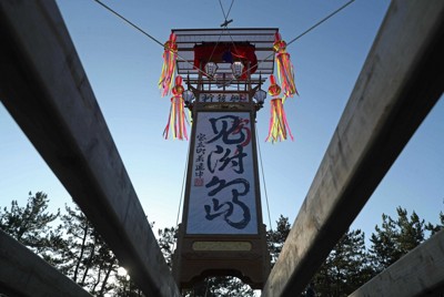 能登「あばれ祭」浴火而生 40座燈籠躍動祈願復興