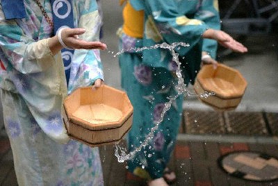 六本木舉辦「打水大作戰」 居民體驗夏日清涼