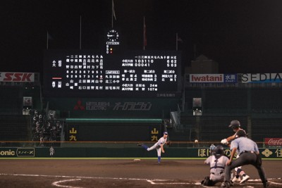 午後7時10分に始まり、9時40分に終了した小松大谷と高川学園の試合＝阪神甲子園球場で2021年8月15日、西夏生撮影