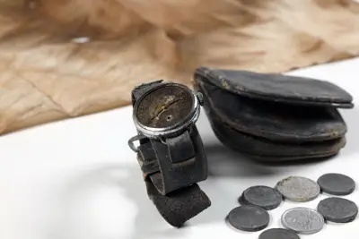 爆心地から680メートル地点付近で被爆し、1年半後に近くの図書館の地下室で発見された渡田肇さん(当時16歳)の腕時計と財布、硬貨、ハンカチ=広島市の原爆資料館で2025年6月17日、佐藤賢二郎撮影