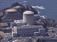 関西電力の美浜原発3号機。運転開始から48年が経過し、関電は後継機設置に向けた調査再開を表明した＝福井県美浜町で2025年3月14日、本社ヘリから