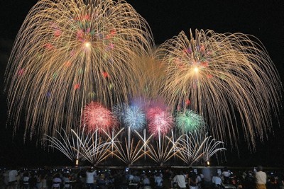 今年の目玉、9年ぶりに復活した「三尺玉2発同時打ち上げ」。立ち上がって撮影する観客の姿も＝大竹俊夫さん撮影