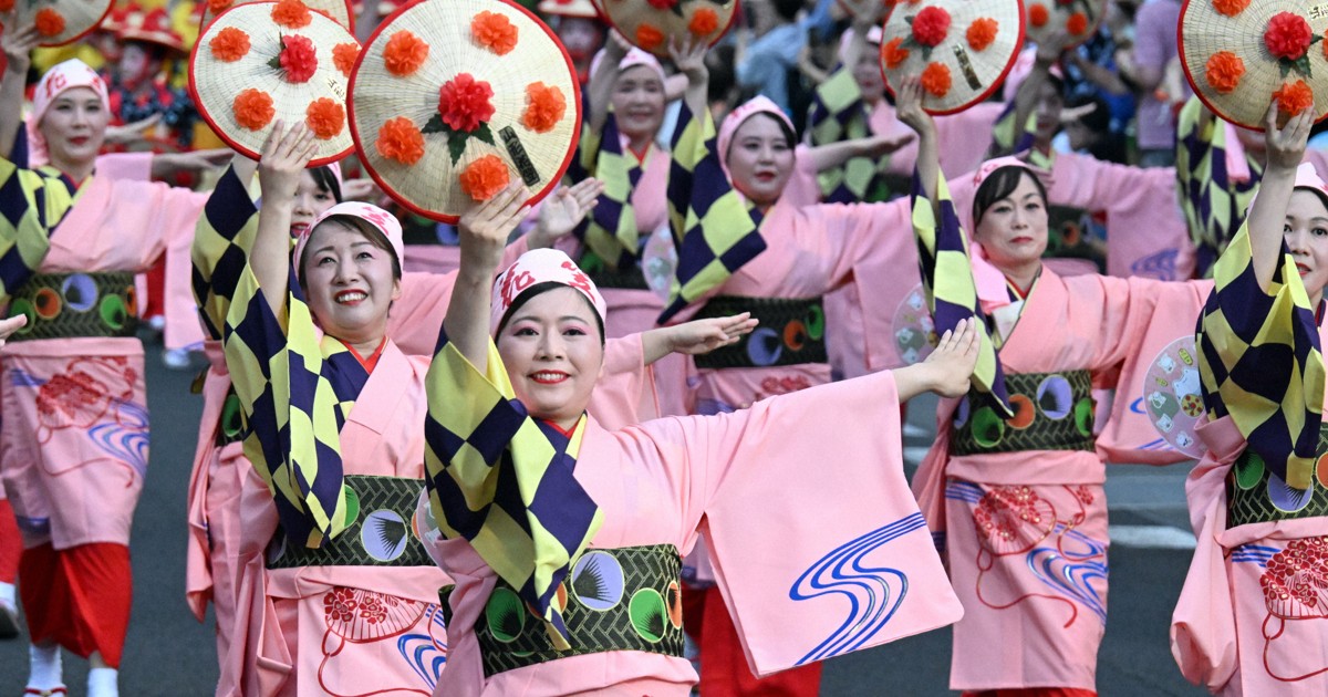 山形花笠まつり始まる 1万400人の踊り手 初の熱中症対策も | 毎日新聞