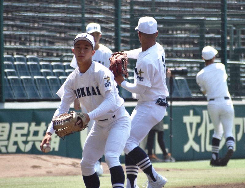 審判が白帽子で登場 なぜ？ 出場校にも白色変更の波 夏の甲子園 | 毎日新聞