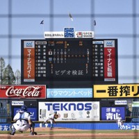 東京六大学春季リーグ戦の早大－東大の2回戦では、東大の大久保裕監督が球審にビデオ検証を要求した＝神宮球場で2025年4月14日、高橋広之撮影