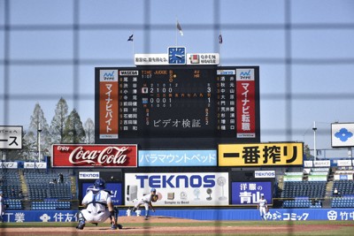 東京六大学春季リーグ戦の早大－東大の2回戦では、東大の大久保裕監督が球審にビデオ検証を要求した＝神宮球場で2025年4月14日、高橋広之撮影