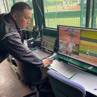 試合前にビデオ検証用に設置したスマートフォンの作動状況をモニターで確認する仙台六大学野球連盟の坂本健太審判部長＝仙台市の東北福祉大野球場で2025年5月24日、長宗拓弥撮影（画像の一部を加工しています）