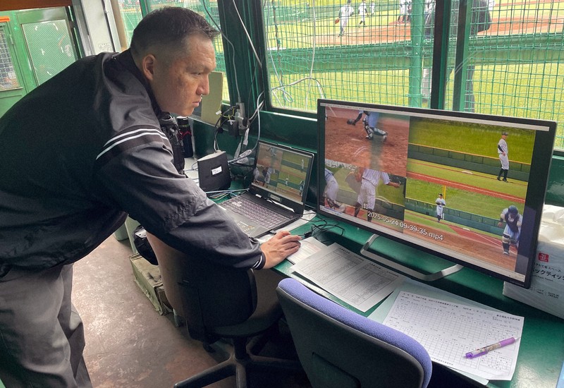 試合前にビデオ検証用に設置したスマートフォンの作動状況をモニターで確認する仙台六大学野球連盟の坂本健太審判部長＝仙台市の東北福祉大野球場で2025年5月24日、長宗拓弥撮影（画像の一部を加工しています）
