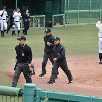仙台六大学野球連盟の審判たち＝仙台市の東北福祉大野球場で2025年5月24日、長宗拓弥撮影