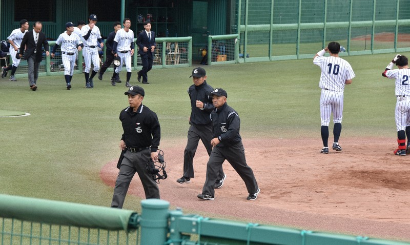 仙台六大学野球連盟の審判たち＝仙台市の東北福祉大野球場で2025年5月24日、長宗拓弥撮影