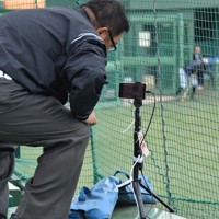 試合前にビデオ検証用のスマートフォンを設定する仙台六大学野球連盟の菊地正志審判＝仙台市の東北福祉大野球場で2025年5月24日、長宗拓弥撮影