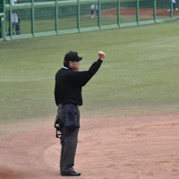 ビデオ検証の結果、判定がセーフから覆り、アウトを宣告する審判＝仙台市の東北福祉大野球場で2025年5月24日、長宗拓弥撮影