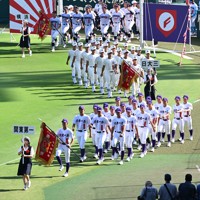夏の甲子園、夕方の開会式始まる 大会史上初 全国高校野球2025 [写真