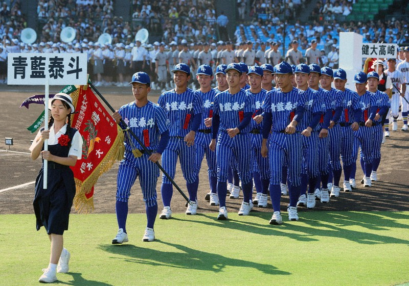 全国高校野球 開会式 青藍泰斗、ブルーの存在感 ／栃木 | 毎日新聞