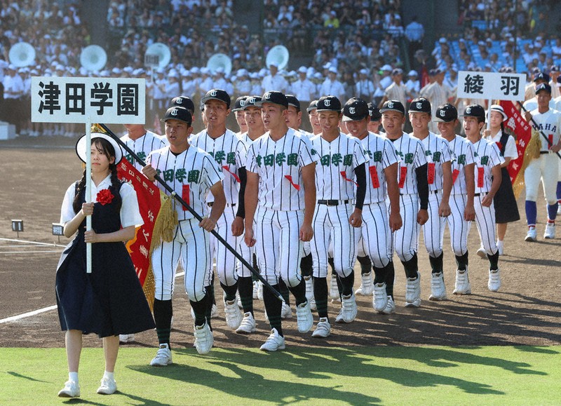 全国高校野球 津田学園、堂々と行進 開会式 観客拍手のなか ／三重