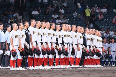 全国高校野球 1回戦 創成館、開幕戦飾る ナイター、熱戦に沸く ／長崎