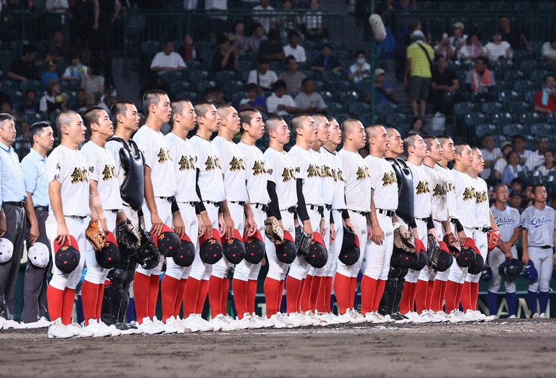 全国高校野球 1回戦 創成館、開幕戦飾る ナイター、熱戦に沸く ／長崎