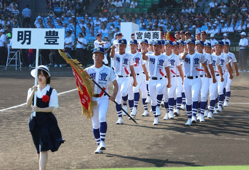 全国高校野球 開会式 明豊、堂々と入場行進 主将「全国の舞台実感