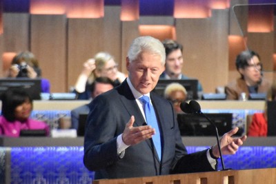 米国のビル・クリントン元大統領＝2024年8月21日、秋山信一撮影