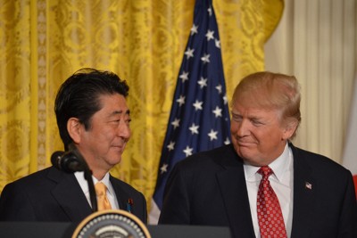共同記者会見を終え、笑顔で見つめ合う安倍晋三首相（当時）とトランプ大統領（右）＝米ホワイトハウスで2017年2月10日、西田進一郎撮影