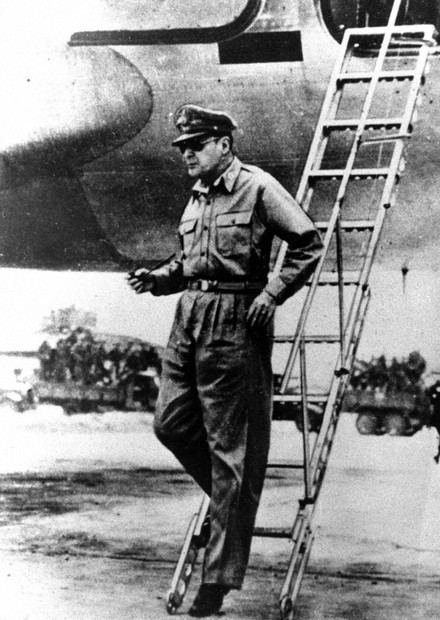 ｒ1978年米海軍厚木航空隊副司令官に贈られた記念盾プラーク