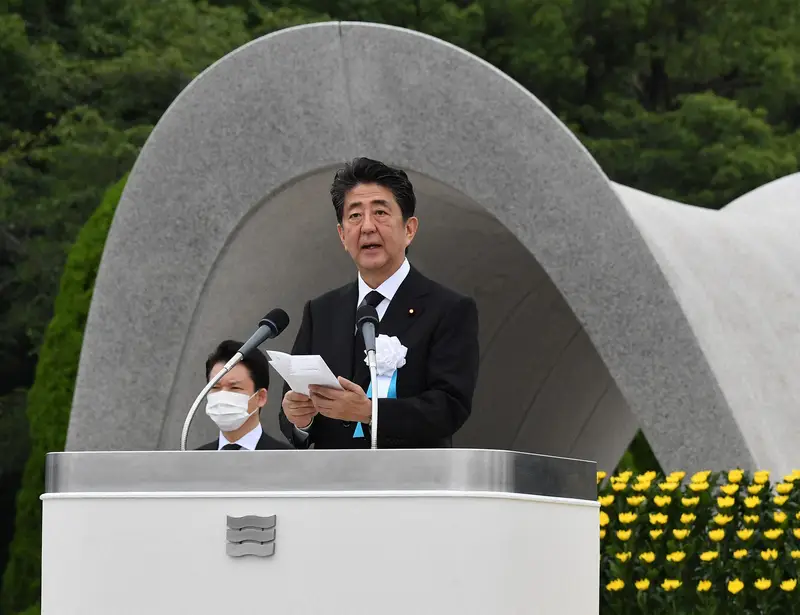 平和記念式典であいさつする安倍晋三首相(当時)=広島市中区で2020年8月6日午前8時31分、山田尚弘撮影