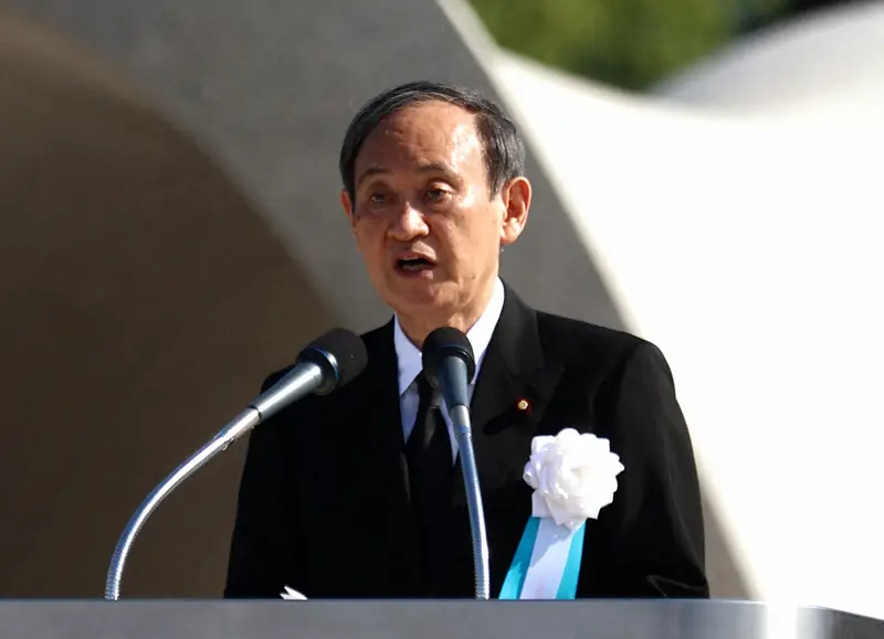 平和記念式典であいさつする菅義偉首相=広島市中区の平和記念公園で2021年8月6日午前8時32分、猪飼健史撮影