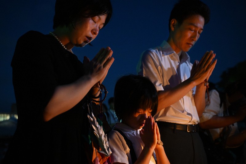 被爆80年 広島原爆の日 平和記念公園で手を合わせる人たち [写真特集1