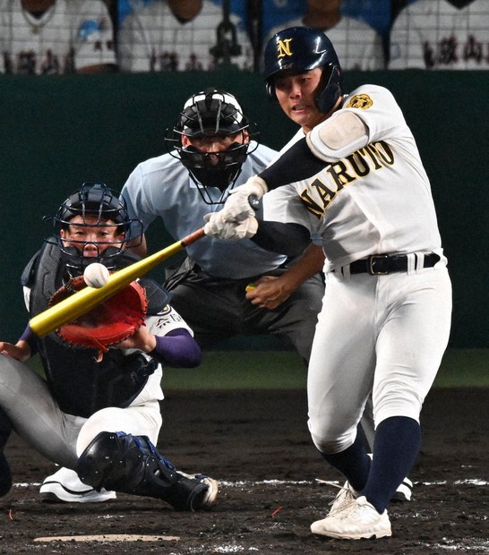 打球が夜空へ高々と 鳴門・橋本が鮮やかな同点2ラン 夏の甲子園 | 毎日新聞