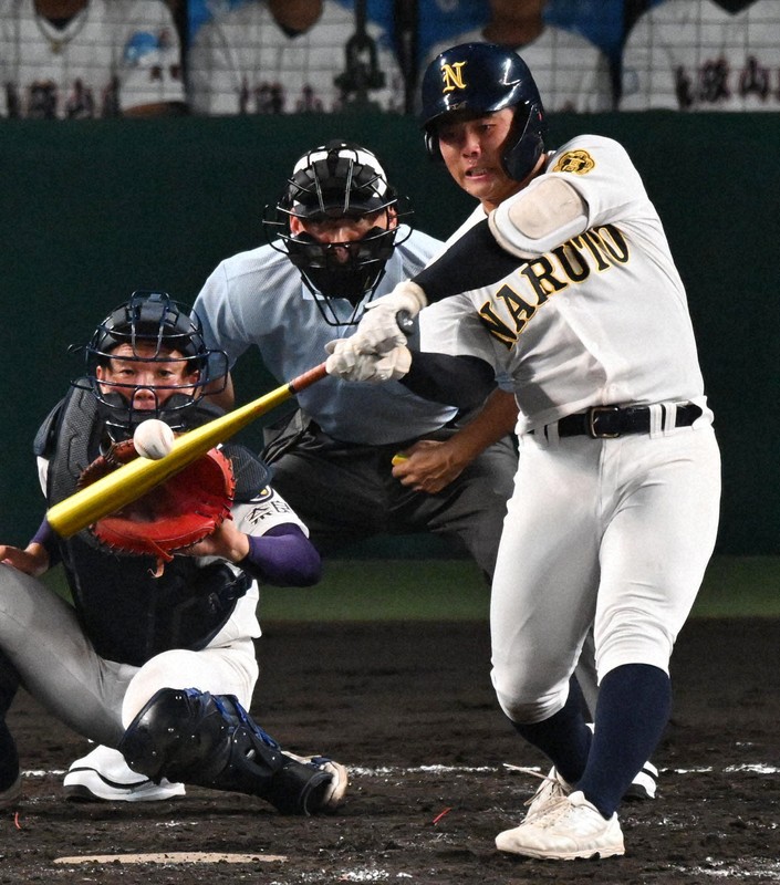 打球が夜空へ高々と 鳴門・橋本が鮮やかな同点2ラン 夏の甲子園 | 毎日新聞