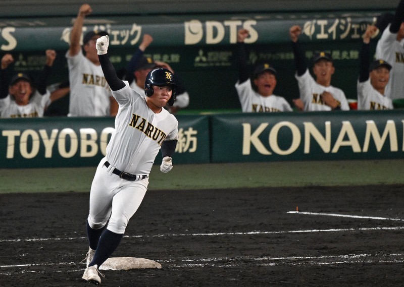 打球が夜空へ高々と 鳴門・橋本が鮮やかな同点2ラン 夏の甲子園 | 毎日新聞